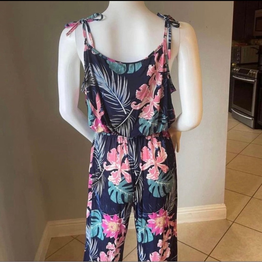 Blue New Women’s Floral Tropical Jumpsuit size Large
New with tags
Straps - Picture 4 of 6